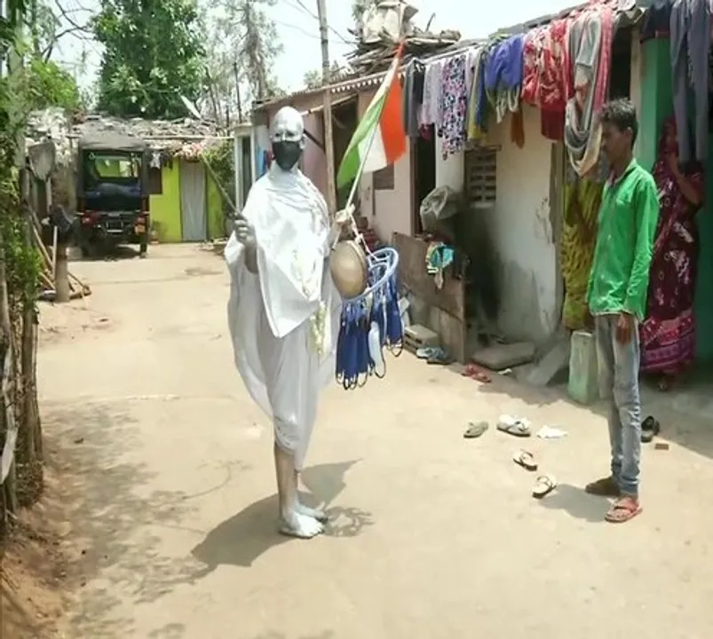  Mahatma Gandhi lookalike distributes masks, hand-sanitizers in Odisha Capital