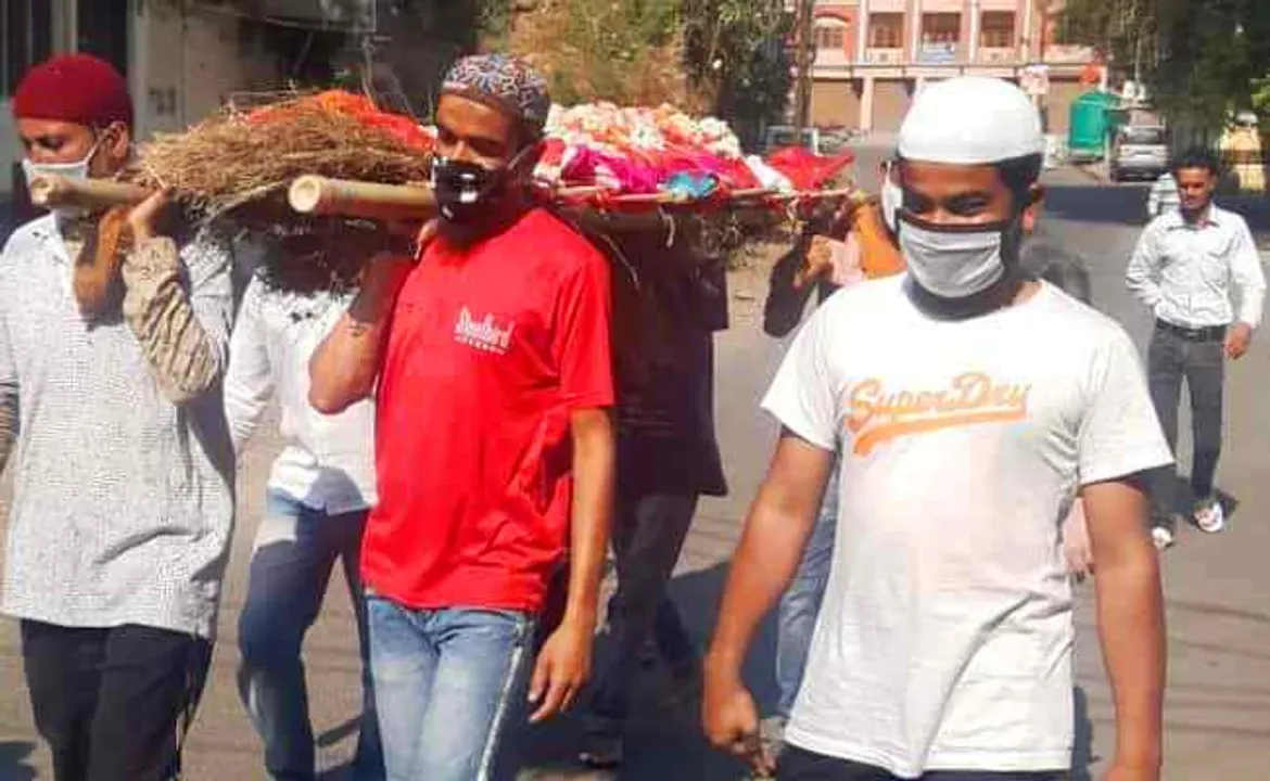  Humanity prevails: Muslim youths carry Hindu Woman's bier
