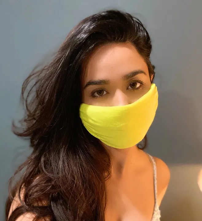  Soundarya Sharma turns T-shirt into mask