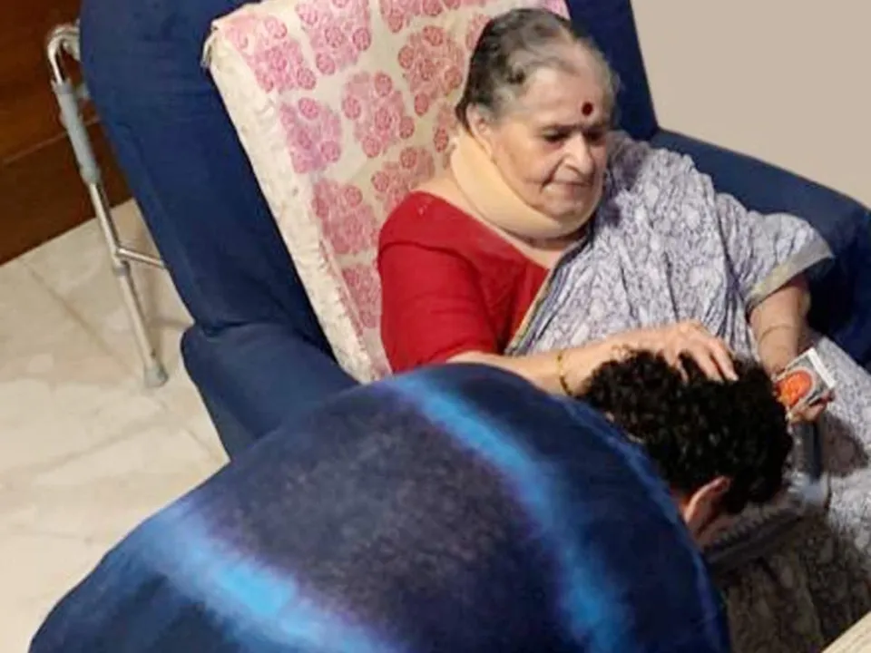  Absolutely priceless to start the day with mother's blessings: Tendulkar