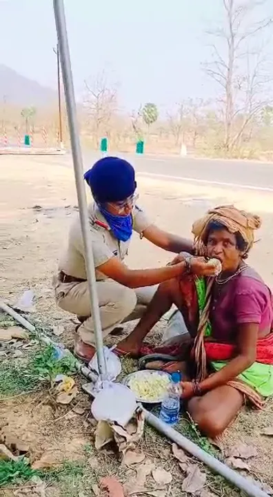  [Watch] Odisha woman cop feeds helpless woman during COVID-19 lockdown