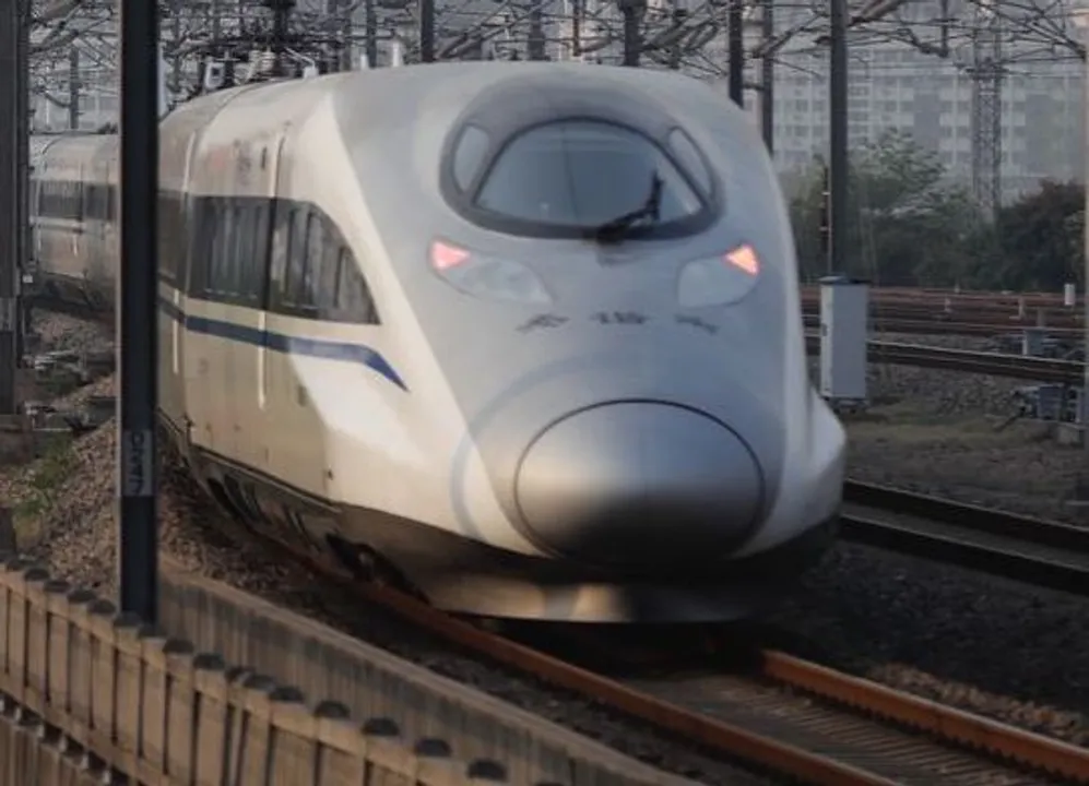  Crowd swarm trains as Wuhan lifts outbound travel ban