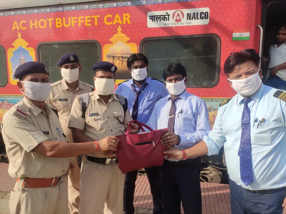  Good Samaritans! Train staff return purse containing cash, gold jewellery to passenger