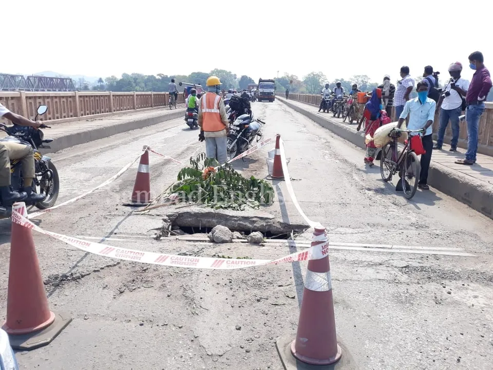  Portion of Rourkela Brahmani bridge caves in; traffic disrupted