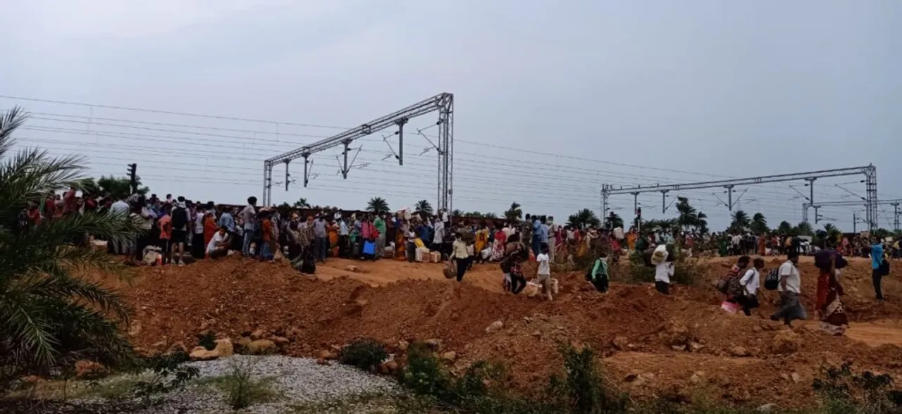  Nearly 1500 Surat returnees detrain after pulling chain in Odisha