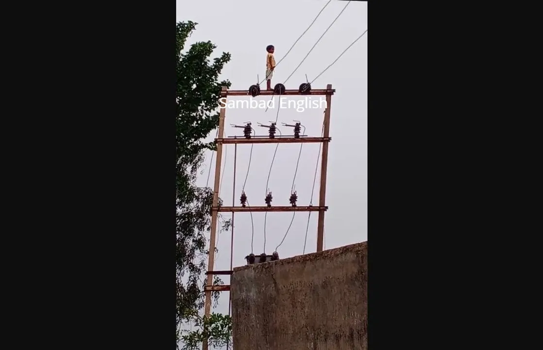 [Watch] Narrow escape for 5-yr-old Odisha boy as he climbs atop transformer pole
