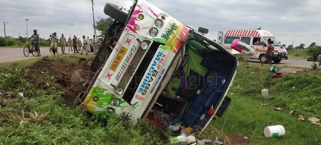  Over 40 migrant workers injured as bus overturns in Odisha