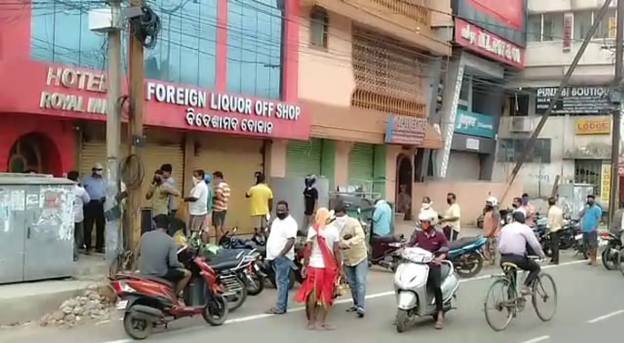  Flouting norms, people gather at liquor shops in Bhubaneswar