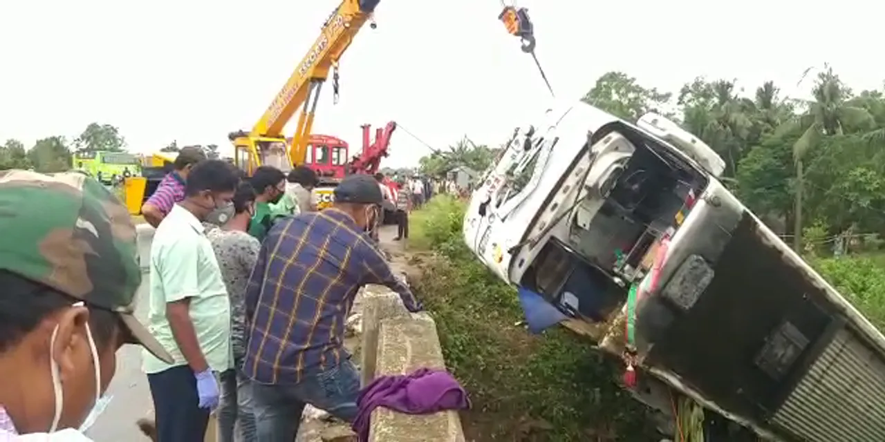  Bus with migrant workers from Kerala to WB overturns in Odisha
