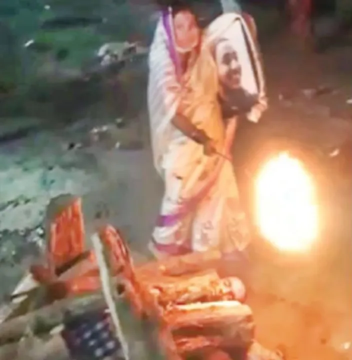  Breaking stereotype, woman lights pyre of husband in Odisha capital