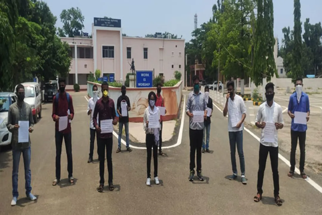  BJB College students demand cancellation of final semesters