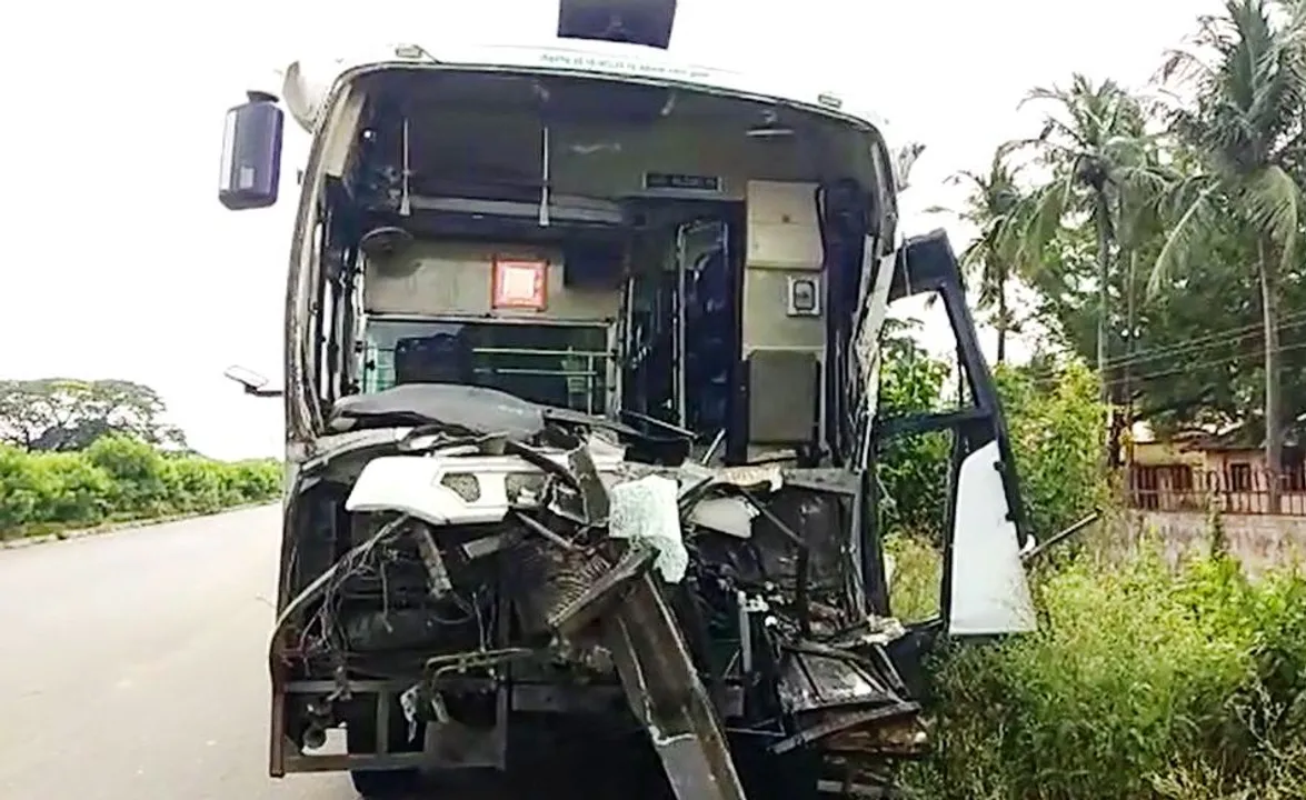  Bus carrying migrants hits truck in Odisha; 1 killed, 20 hurt