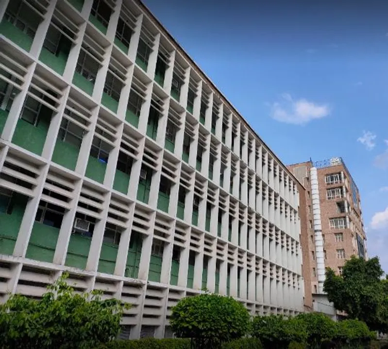  COVID positive journalist jumps off 4th floor of AIIMS
