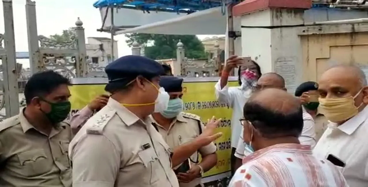  Two Odisha MLAs scuffle with police while trying to barge into govt office