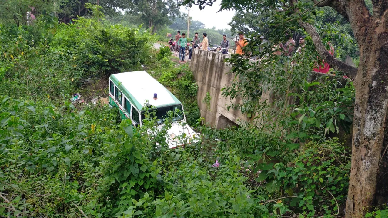  Narrow escape for expectant mother as ambulance falls into ditch in Odisha