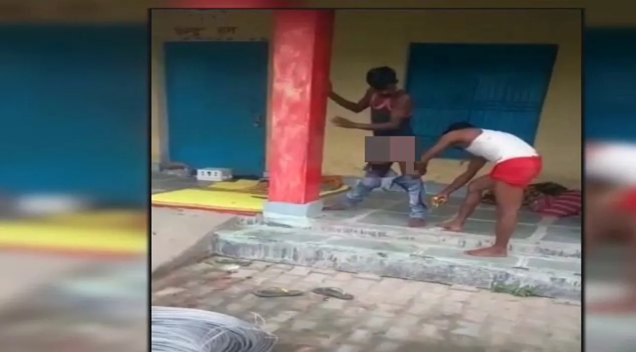  Man stands still for 7 hrs as cobra slithers into jeans