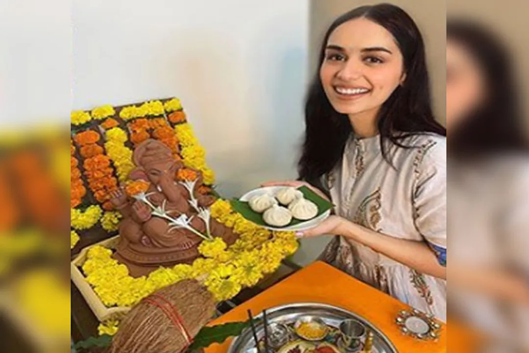  Manushi Chhillar brings Ganpati Bappa home for the first time