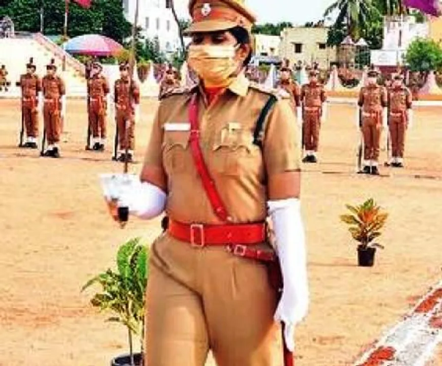  Masking grief of father's death, woman cop led I-Day parade