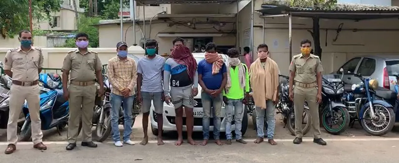  Six held for gambling, running illegal liquor den in Odisha Capital
