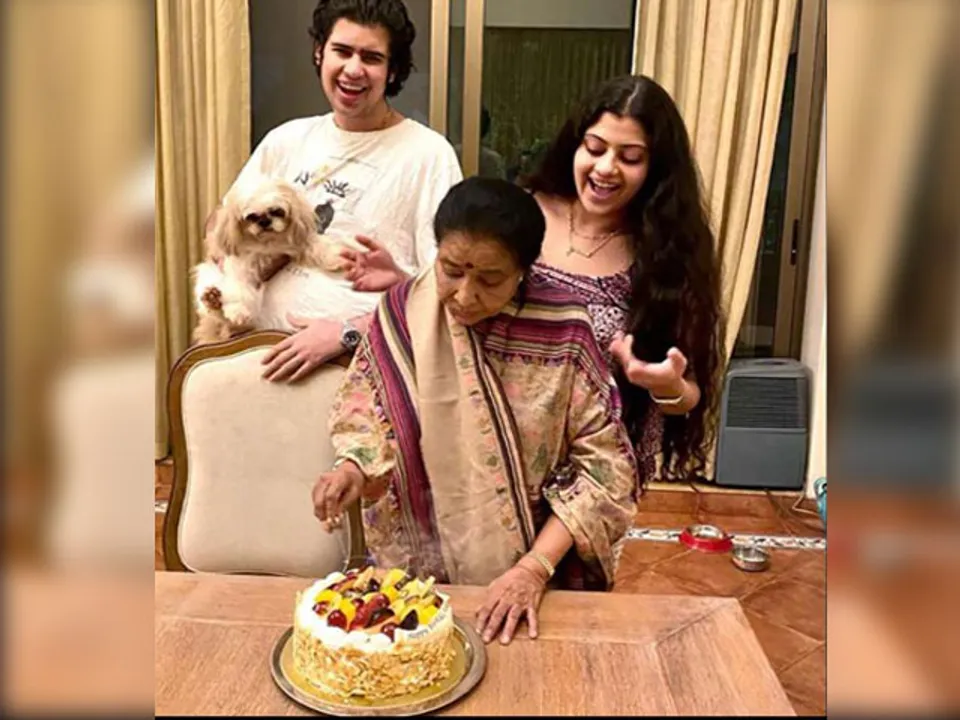  Asha Bhosle celebrates 87th birthday with family