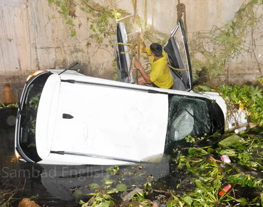  Car plunges into drain in Odisha's Cuttack city