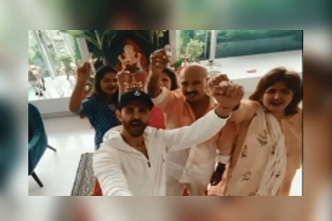  Hrithik Roshan shares glimpse of Ganesh Chaturthi celebration with family
