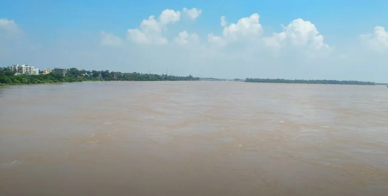  Upset over Anubhav-Varsha marital discord, fan jumps into river in Bhubaneswar