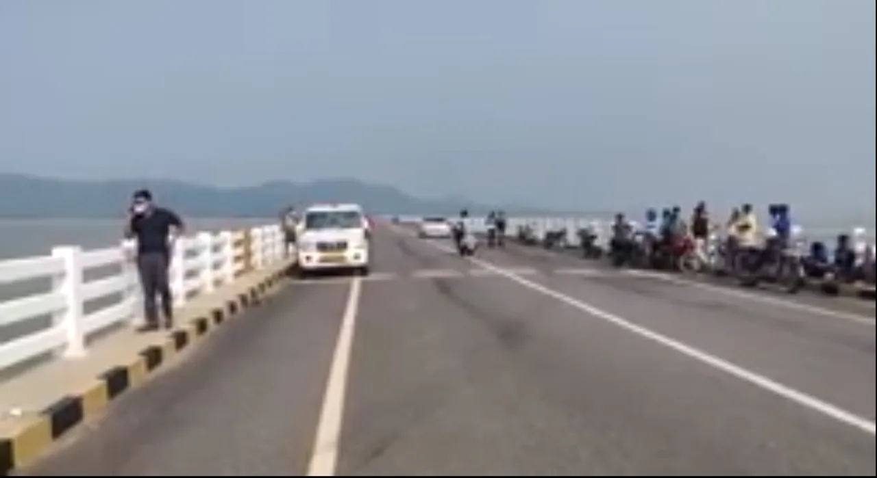  Hyva falls off bridge over Ib river, two youths go missing