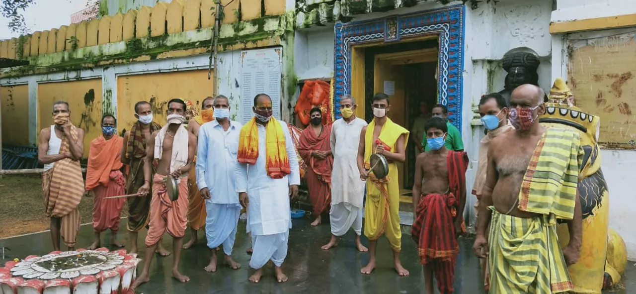  Demand for reopening of temples: Servitors across Odisha stage symbolic protest