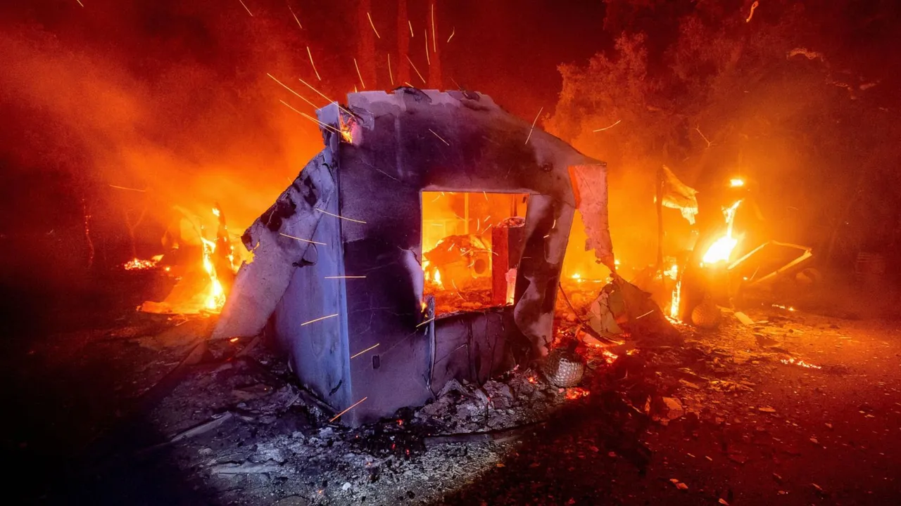  Thousands of Residents flee under evacuation orders amidst Southern California wildfires