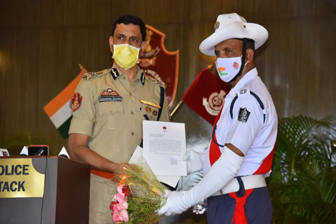  Exemplary service: Traffic cop felicitated for sweeping road in Cuttack