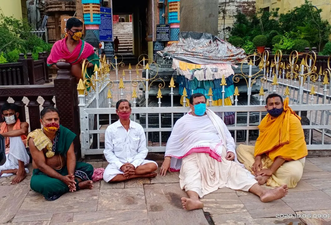  Servitors stage dharna demanding reopening of Odisha's Srimandir