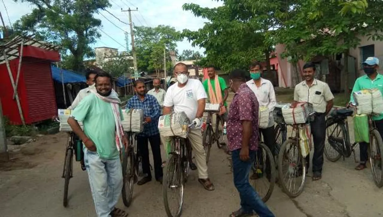  Unusual sight: Odisha minister distributes newspapers in Balasore