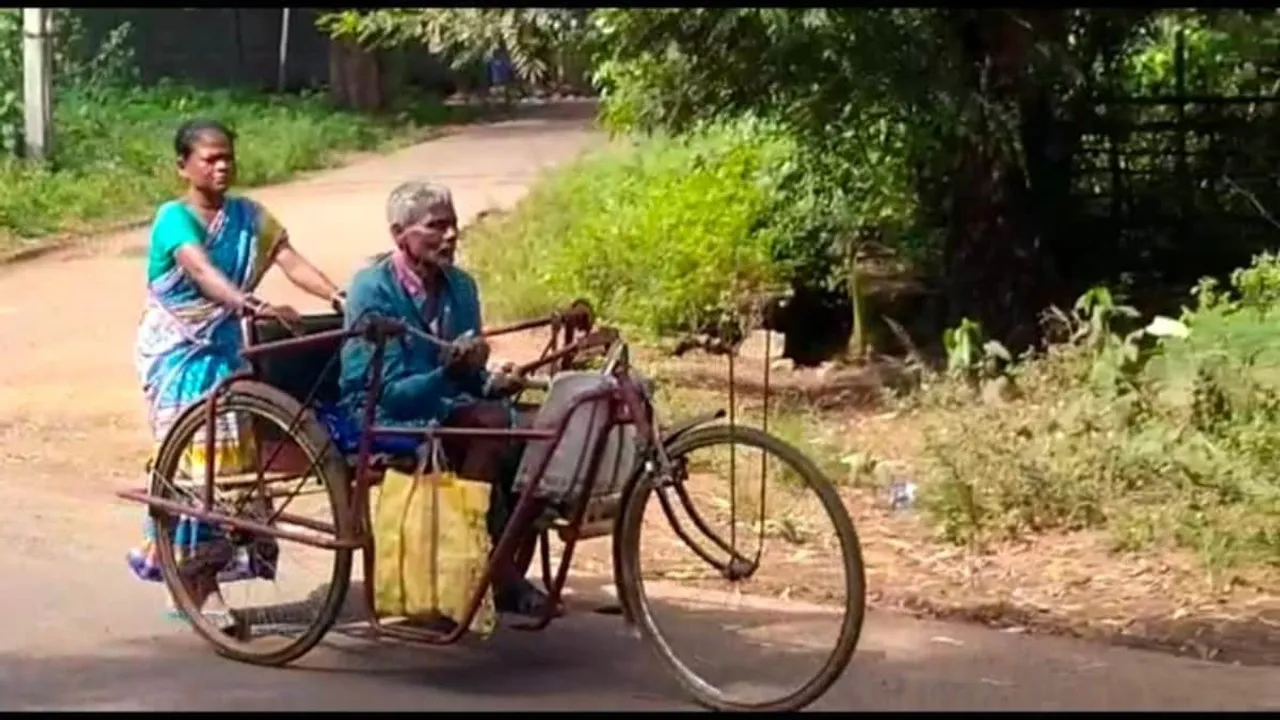  In Odisha, Wife Carries Divyang Husband for 18 Kms on Tricycle For Pension