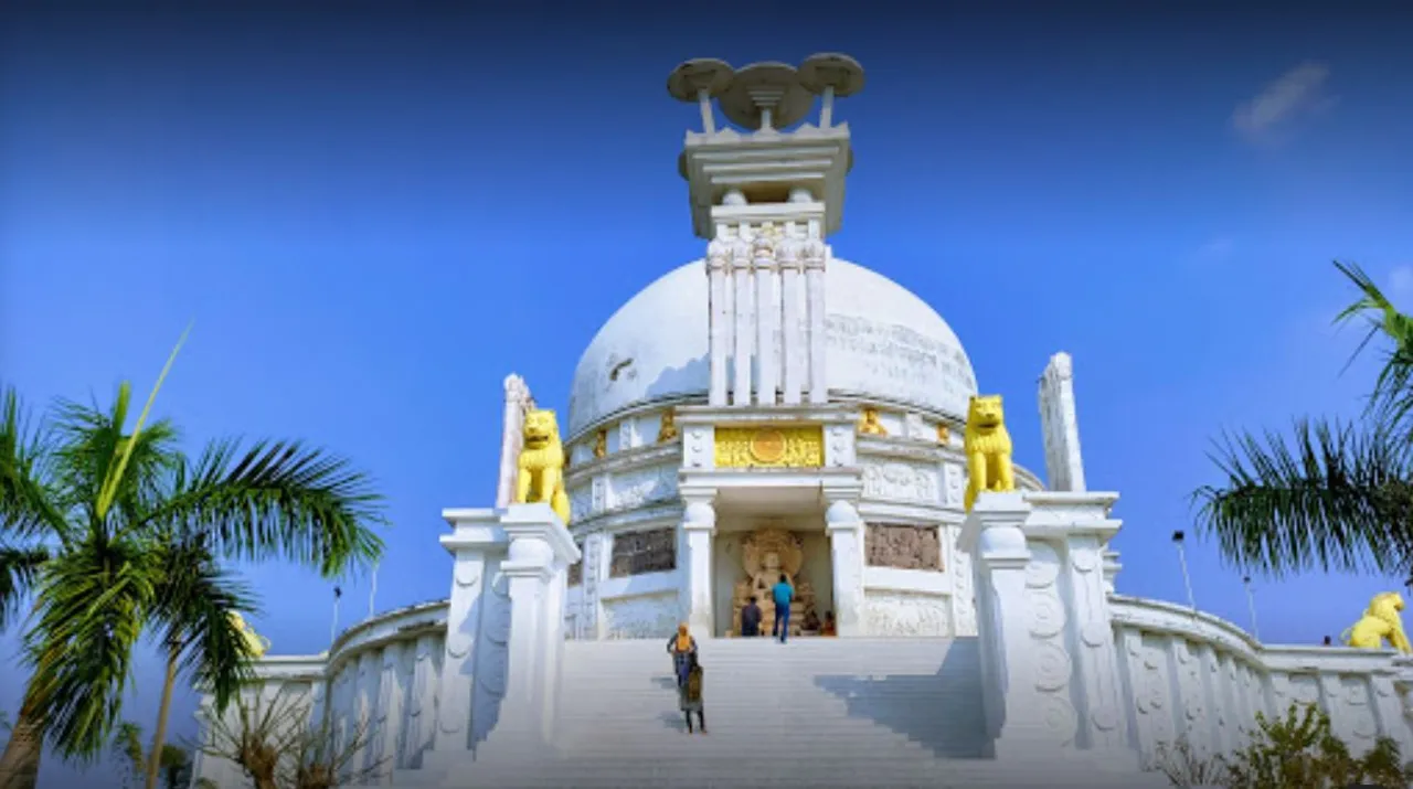  Lightning strike at Dhauli peace pagoda causes damage