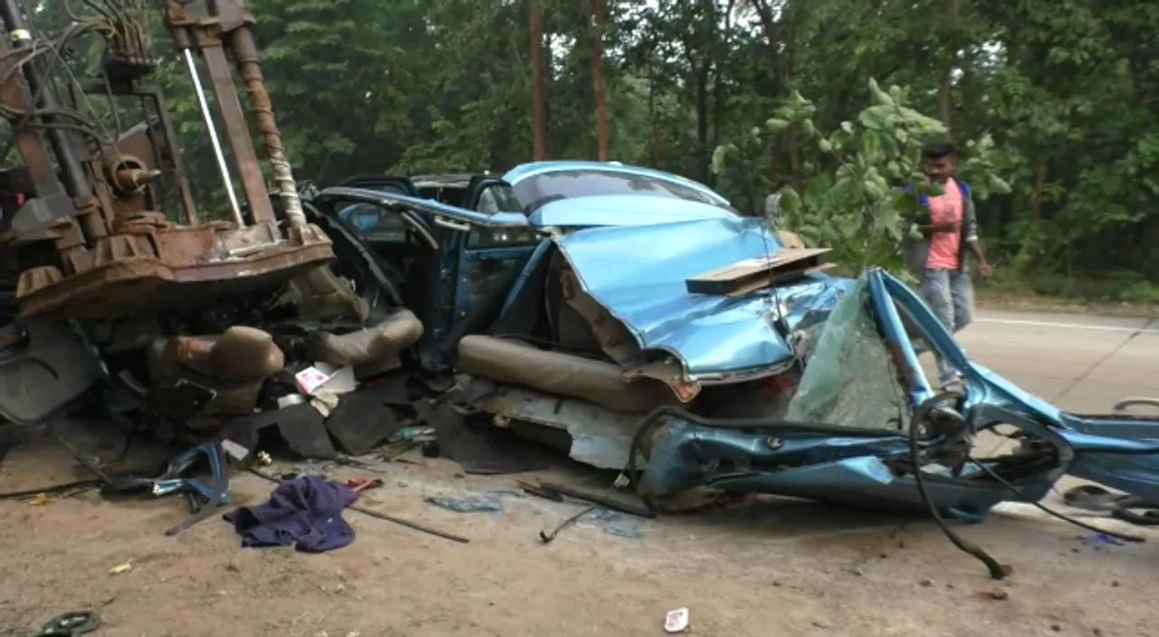  Odisha: 1 dead, another critical as car hits JCB machine