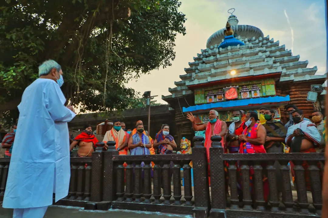 Rare gesture! Odisha CM Naveen Patnaik interacts with servitors in Odia