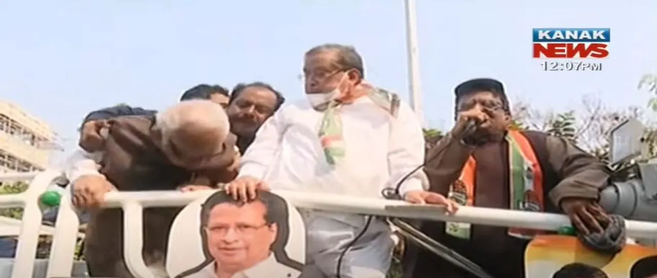  Congress leader Narasingha Mishra falls ill during protest rally in Odisha capital