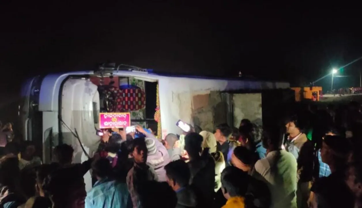  Over 20 migrant labourers injured as bus overturns in Odisha’s Kalahandi