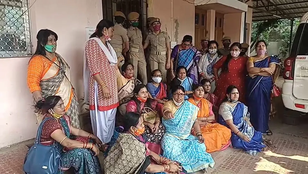  BJP, Cong leaders stage demo before OSCPCR office in Odisha