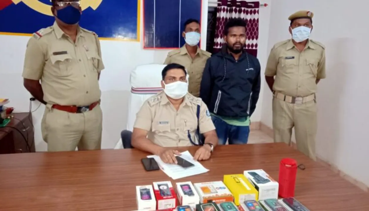 Man held for stealing 30 expensive mobiles from shop in Odisha