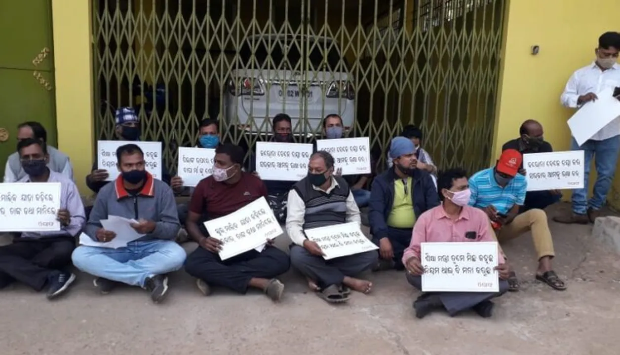  Parents stage dharna before Odisha Minister's residence over school fee