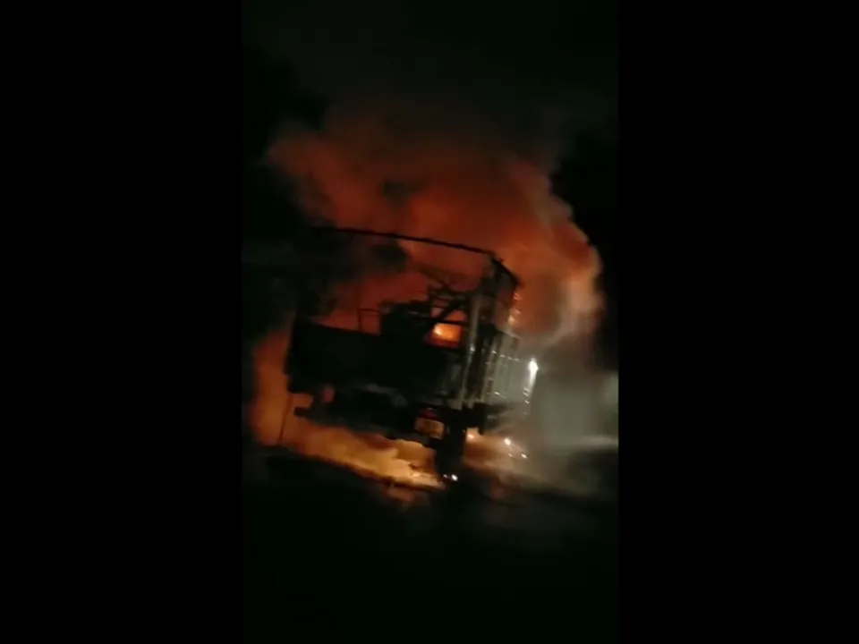  [Watch] Truck carrying household goods catches fire in Odisha's Balasore