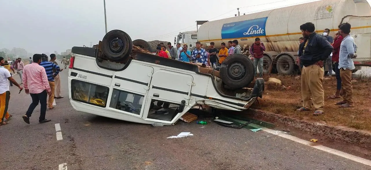  Police van overturns while trying to save motorcyclist in Odisha; 5 cops hospitalized