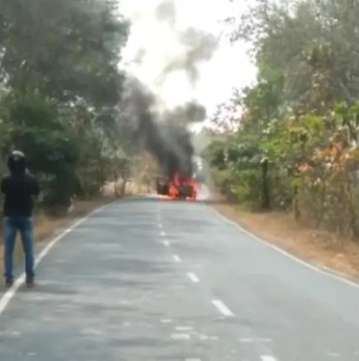  [Watch] Moving car catches fire in Odisha