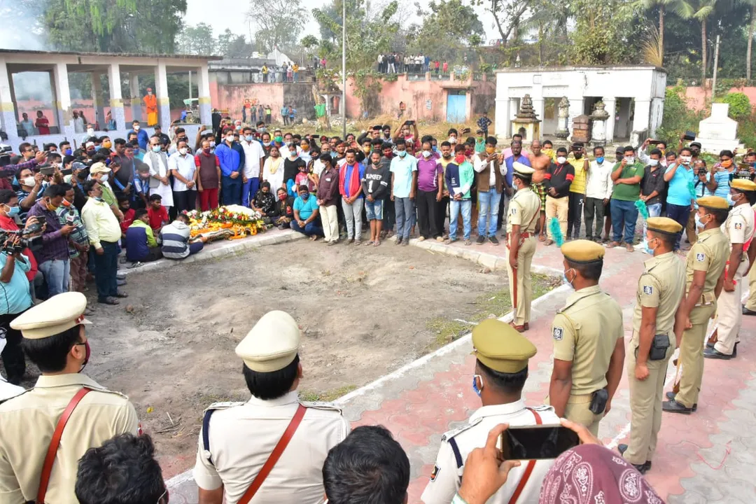  Mortal remains of D Prakash Rao consigned to flames