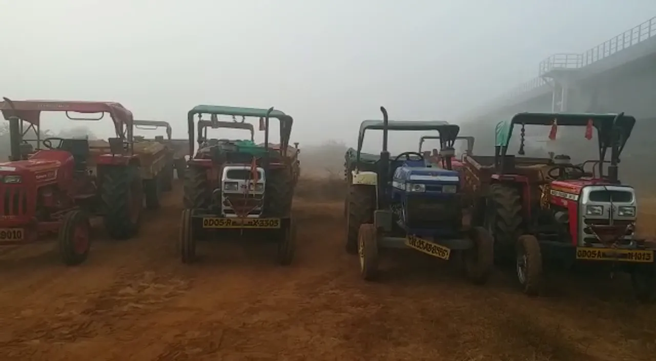  11 held, 7 tractors seized for illegal sand transportation in Cuttack