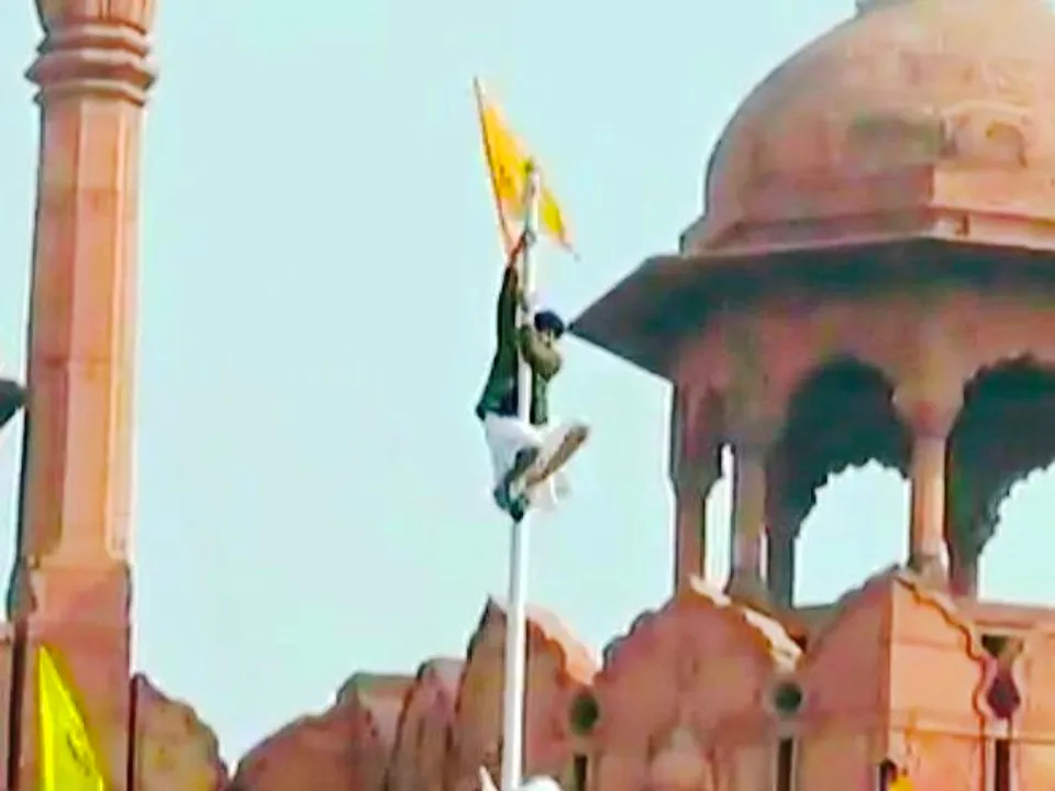  After violent clashes with police, farmers swarm Red Fort