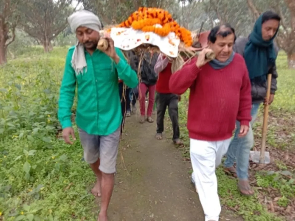  Family gives ritualistic final farewell to pet dog