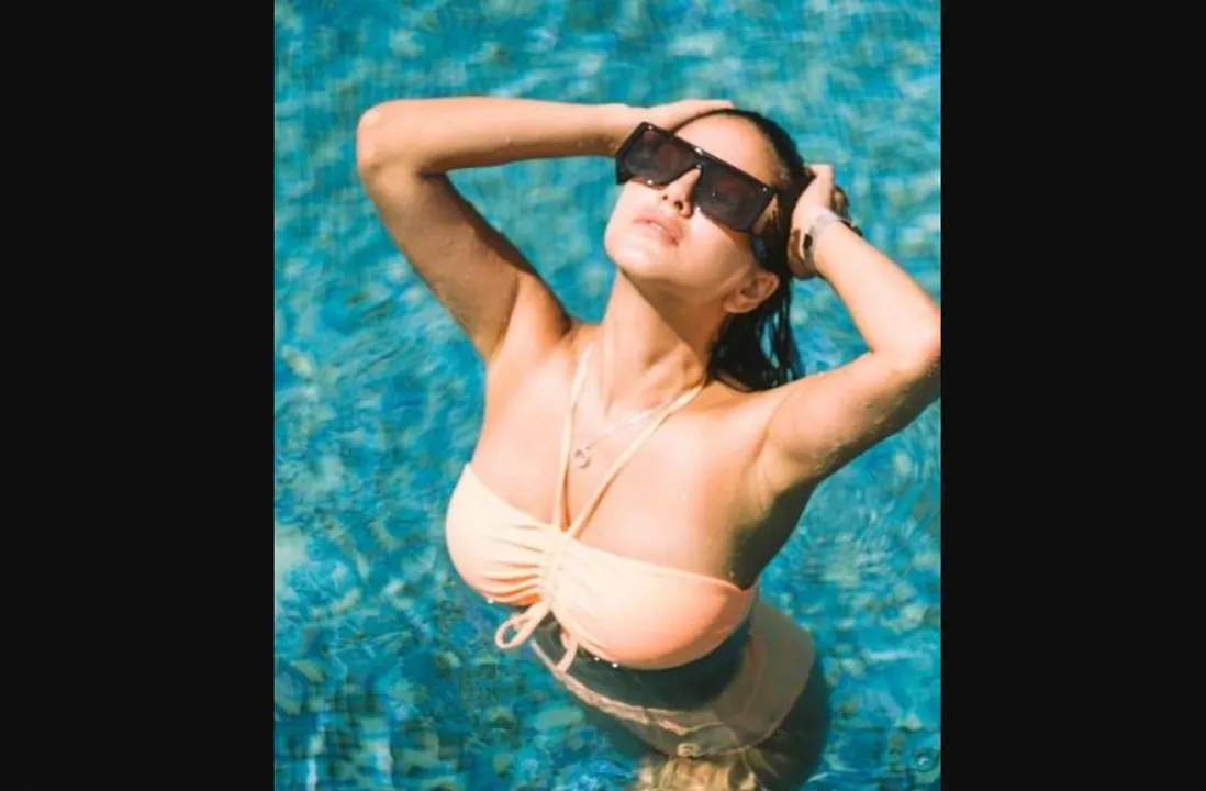  Sunny Leone posts a nude-hued bikini pic from the pool